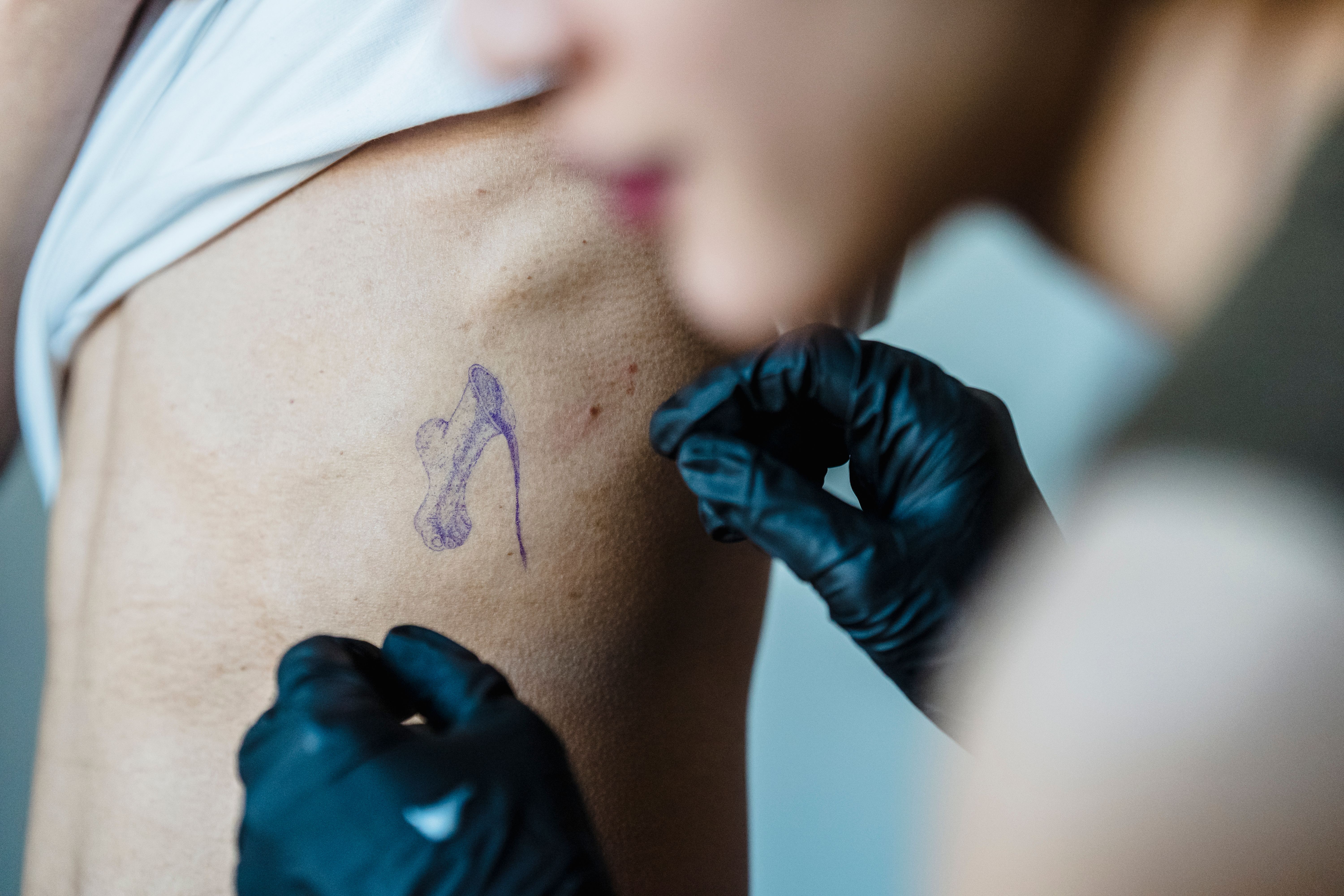 Tatuagem sendo feita na costela